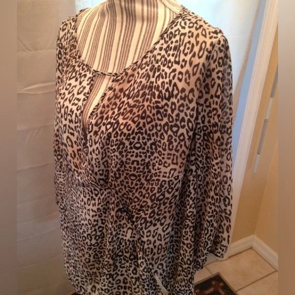 Vince Camuto Leopard Animal Print Top - Picture 3 of 9
